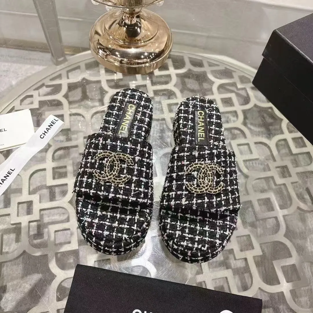 👟👟Ex-factory price 480👟👟 🎉Chanel Chanel 2025 Xiaoxiang C family thick-soled sandals series official website synchronization, classic and elegant, casual wear 🌹🌹🌹🌹Original logo ~ Made of imported sheepskin and C family custom fabrics, a variety of colors for the goddess to choose! ❤️❤️❤️❤️ Code number: 36~40 (35.41.42 customized, non-returnable) Color: 5 colors;